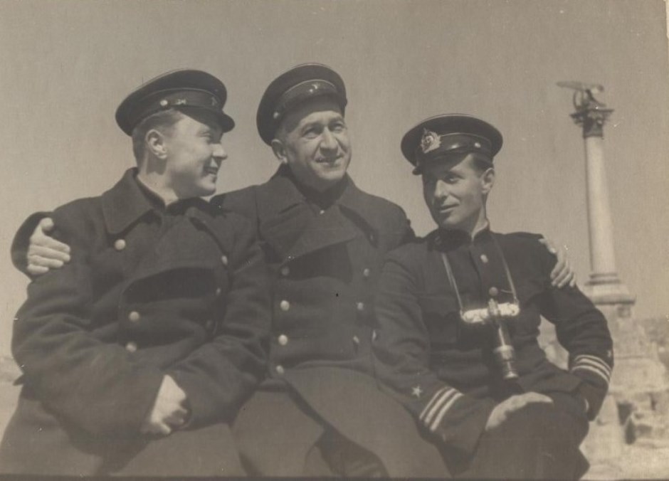 Экспонат #57. Владислав Микоша и Константин Ряшенцев в Севастополе. 1942 год